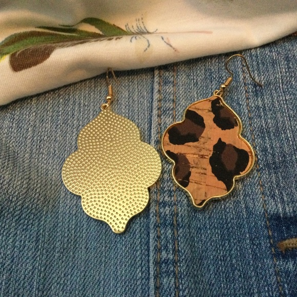 NWT Western Leopard Lightweight Dangle EARRINGS Cork - Picture 8 of 9